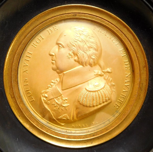 Portrait miniature de Louis XVIII en laiton doré, époque Restauration, souvenir royaliste