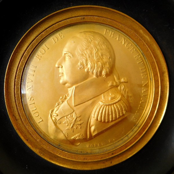 Portrait miniature de Louis XVIII en laiton doré, époque Restauration, souvenir royaliste