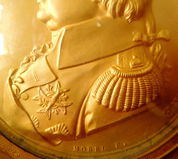 Portrait miniature de Louis XVIII en laiton doré, époque Restauration, souvenir royaliste