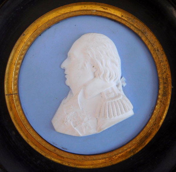 Portrait miniature de Louis XVIII en biscuit de Sèvres façon Wegwood, époque Restauration