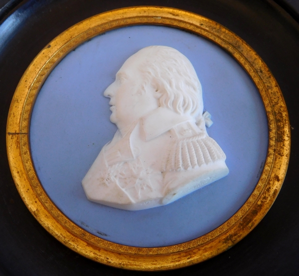 Portrait miniature de Louis XVIII en biscuit de Sèvres façon Wegwood, époque Restauration