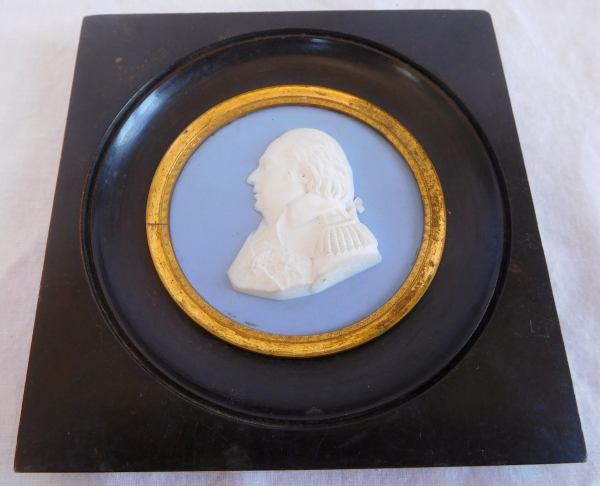 Portrait miniature de Louis XVIII en biscuit de Sèvres façon Wegwood, époque Restauration