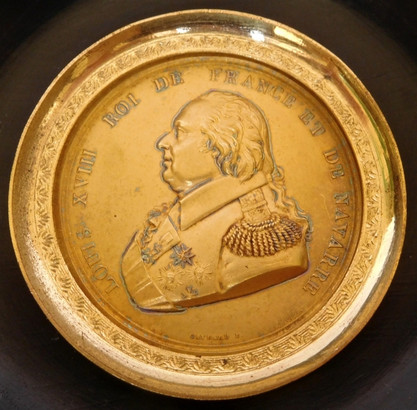 Portrait miniature de Louis XVIII en laiton doré, époque Restauration, souvenir royaliste