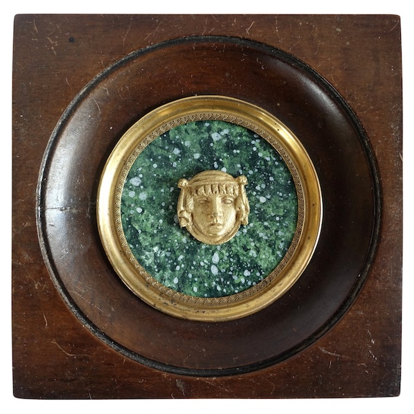 Ravrio : miniature ormolu egyptian mask on a porphyry background, 19th century