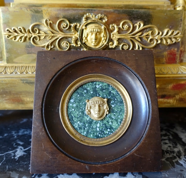 Ravrio : miniature ormolu egyptian mask on a porphyry background, 19th century