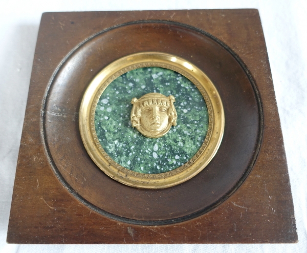 Ravrio : miniature ormolu egyptian mask on a porphyry background, 19th century