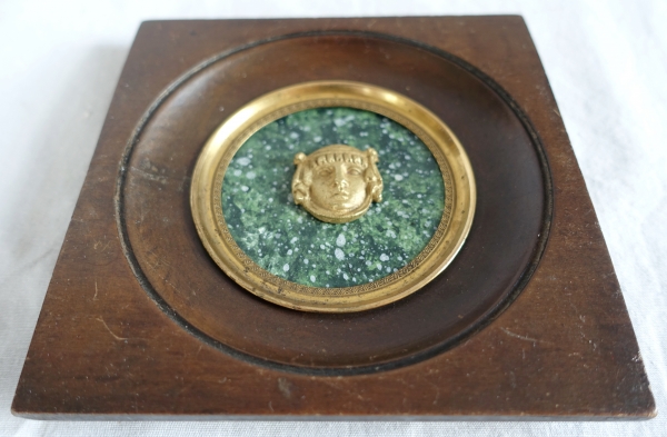 Ravrio : miniature ormolu egyptian mask on a porphyry background, 19th century