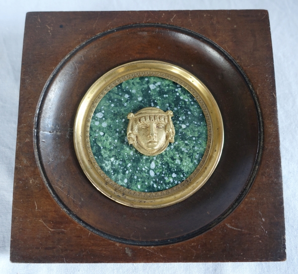 Ravrio : miniature ormolu egyptian mask on a porphyry background, 19th century