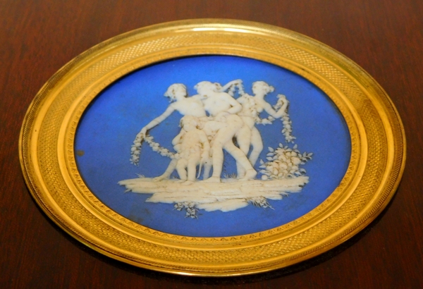 Grande miniature en biscuit de porcelaine façon Wedgewood époque Empire Restauration