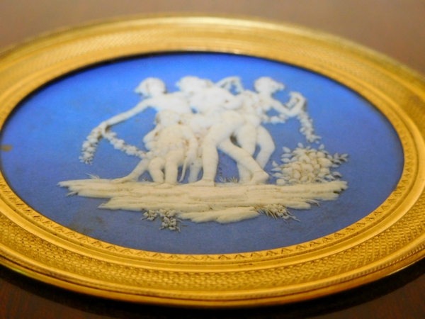 Grande miniature en biscuit de porcelaine façon Wedgewood époque Empire Restauration