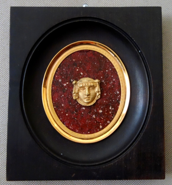 Ravrio : miniature ormolu Egyptian mask on a porphyry background, 19th century