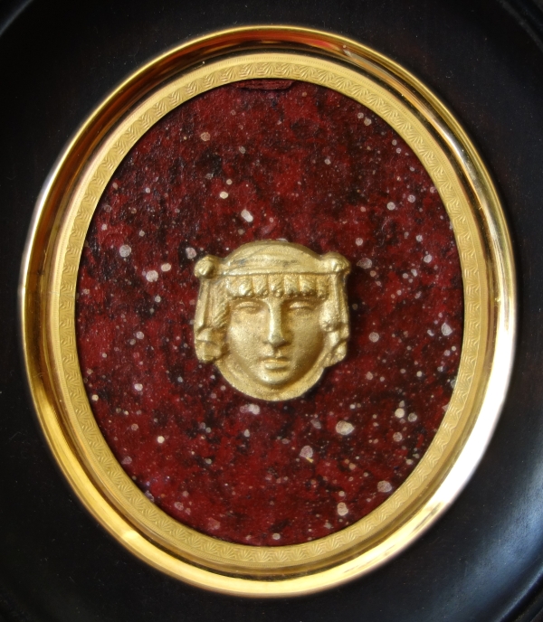 Ravrio : miniature ormolu Egyptian mask on a porphyry background, 19th century