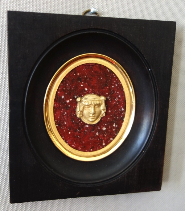 Ravrio : miniature ormolu Egyptian mask on a porphyry background, 19th century