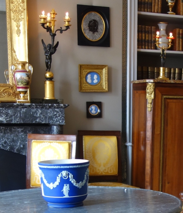 Sevres : biscuit portraits of Duchess of Angouleme and Duchess of Berry in the style of Wedgwood