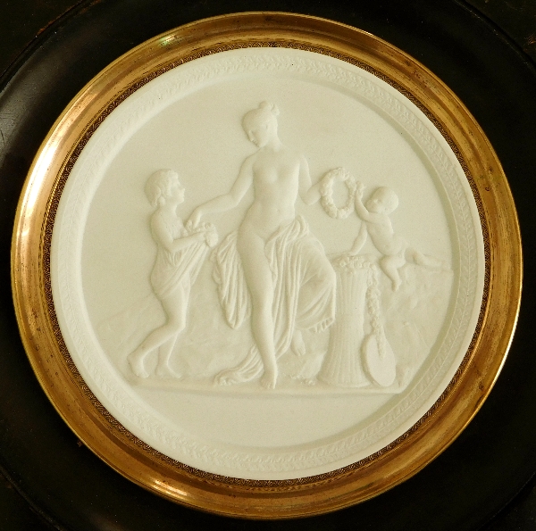 Grand médaillon en biscuit : la toilette de Diane, cadre Bois Noirci, époque XIXe