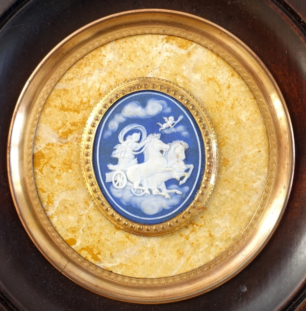 Miniature scène mythologique Wedgwood bleu sur fond faux marbre jaune - XIXe siècle