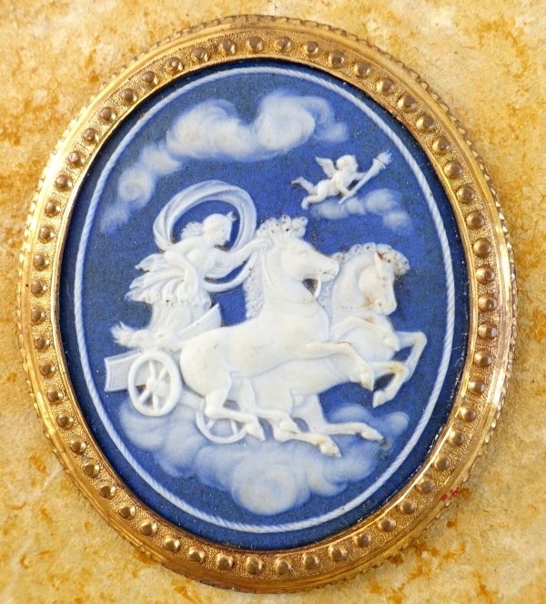 Miniature scène mythologique Wedgwood bleu sur fond faux marbre jaune - XIXe siècle