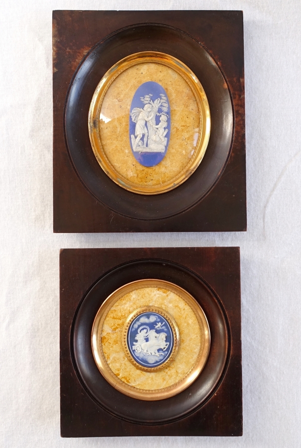 Miniature scène mythologique Wedgwood bleu sur fond faux marbre jaune - XIXe siècle