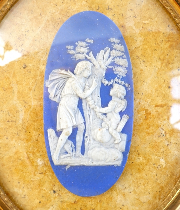 Miniature scène mythologique Wedgwood bleu sur fond faux marbre jaune - XIXe siècle