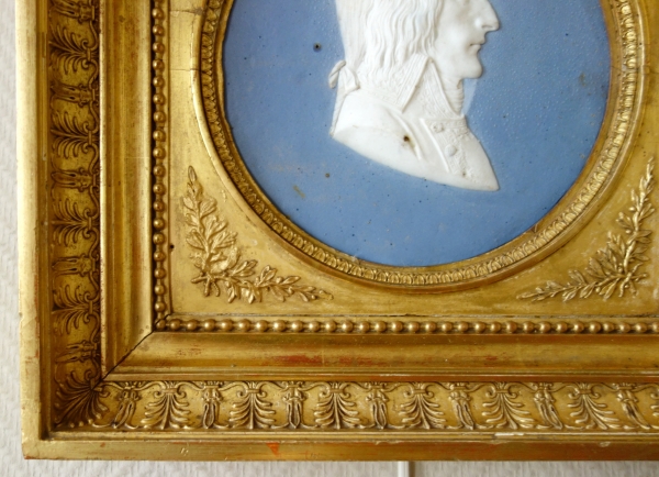 Emperor Napoleon Ier profile porcelain medallion : polychrome biscuit set into a gilt wood frame