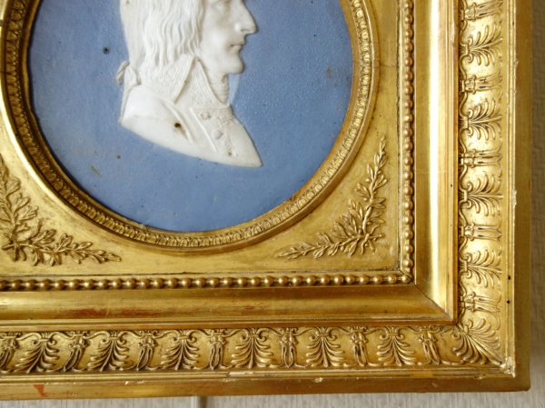 Sarreguemines : grand médaillon portrait de Napoléon Bonaparte en biscuit polychrome et bois doré