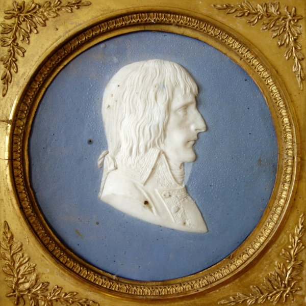 Sarreguemines : grand médaillon portrait de Napoléon Bonaparte en biscuit polychrome et bois doré