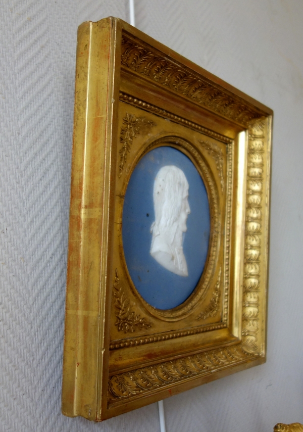 Sarreguemines : grand médaillon portrait de Napoléon Bonaparte en biscuit polychrome et bois doré