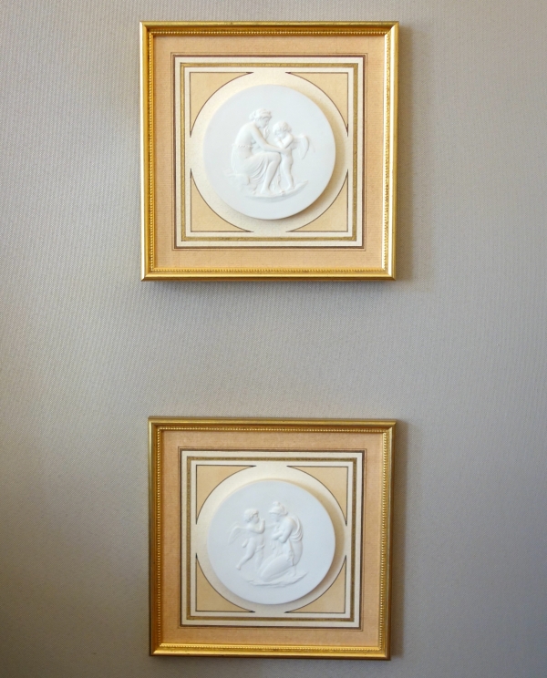 Manufacture de Sèvres : paire de miniatures en biscuit - La leçon à l'amour et la leçon de l'amour d'après Boizot