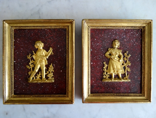 Paire de médaillons miniatures en bronze doré au mercure, fond faux porphyre - début XIXe siècle