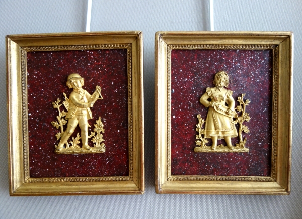 Paire de médaillons miniatures en bronze doré au mercure, fond faux porphyre - début XIXe siècle