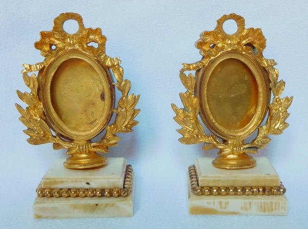 Paire de cadres pour miniature ou photo en bronze doré et ivoire, style Louis XVI