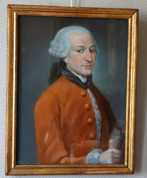 Portrait de gentilhomme à la veste rouge, époque Louis XVI - pastel