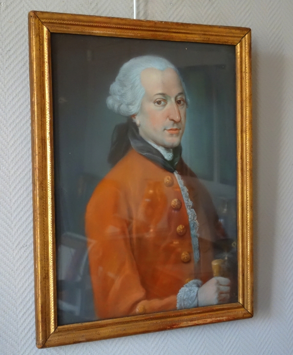 Portrait de gentilhomme à la veste rouge, époque Louis XVI - pastel