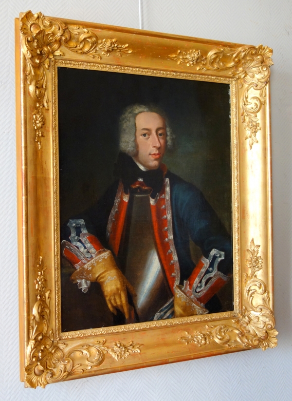 Ecole Française du XVIIIe siècle, portrait d'aristocrate garde corps du Roi en cuirasse - 60cm x 76cm