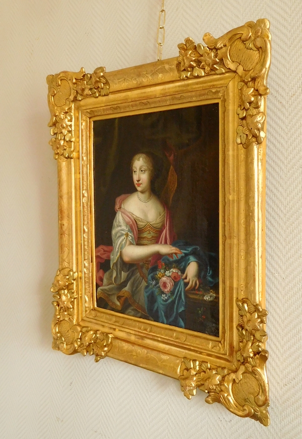 Portrait d'aristocrate d'époque Louis XIV circa 1660, huile sur toile dans un cadre XVIIIe en bois doré