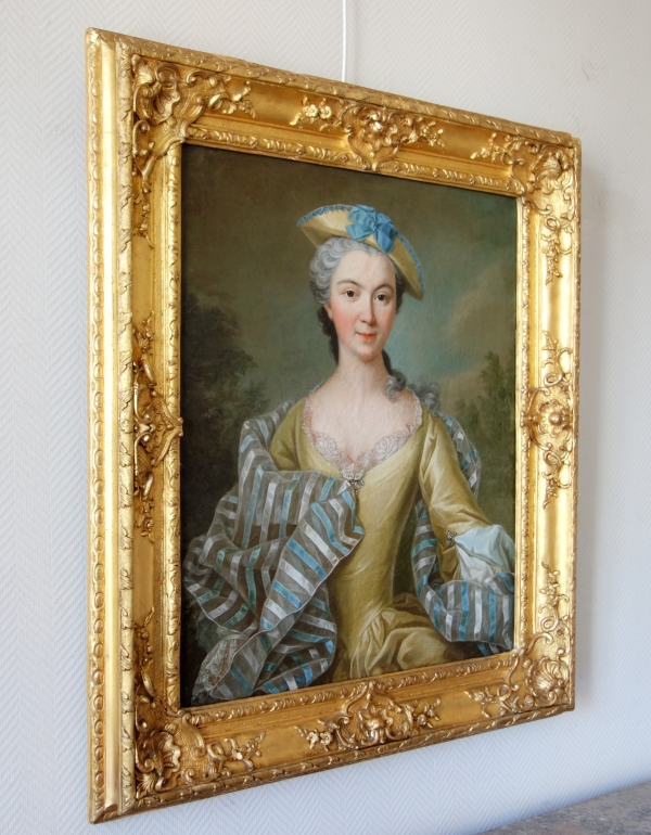 Ecole Française du XVIIIe siècle, entourage de Nattier : portrait de dame dans son cadre d'origine - époque Louis XV