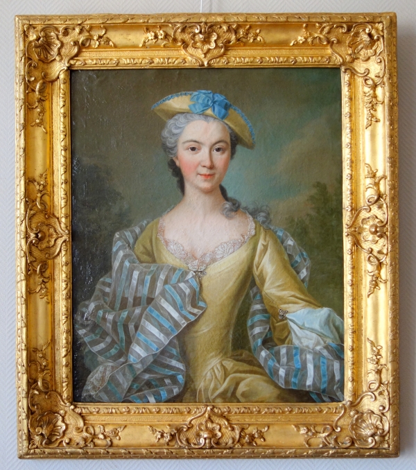 Ecole Française du XVIIIe siècle, entourage de Nattier : portrait de dame dans son cadre d'origine - époque Louis XV