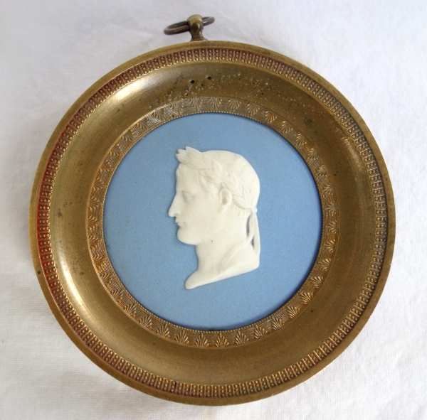 Médaillon portrait de l'Empereur Napoléon Ier en biscuit polychrome - Wedgwood