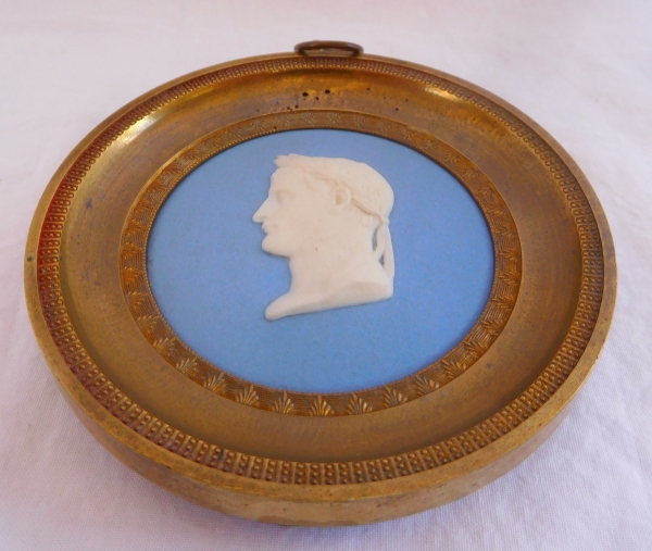 Polychrome porcelain biscuit medallion picturing Emperor Napoleon Ier - Wedgwood