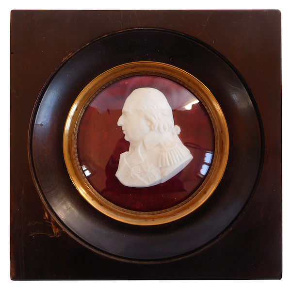 Portrait miniature de Louis XVIII Roi de France en biscuit de Sèvres, époque Restauration