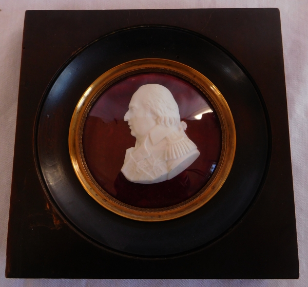 Portrait miniature de Louis XVIII Roi de France en biscuit de Sèvres, époque Restauration