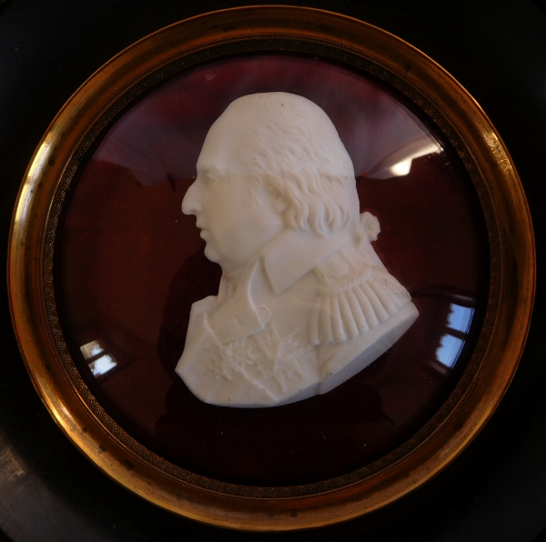 Portrait miniature de Louis XVIII Roi de France en biscuit de Sèvres, époque Restauration