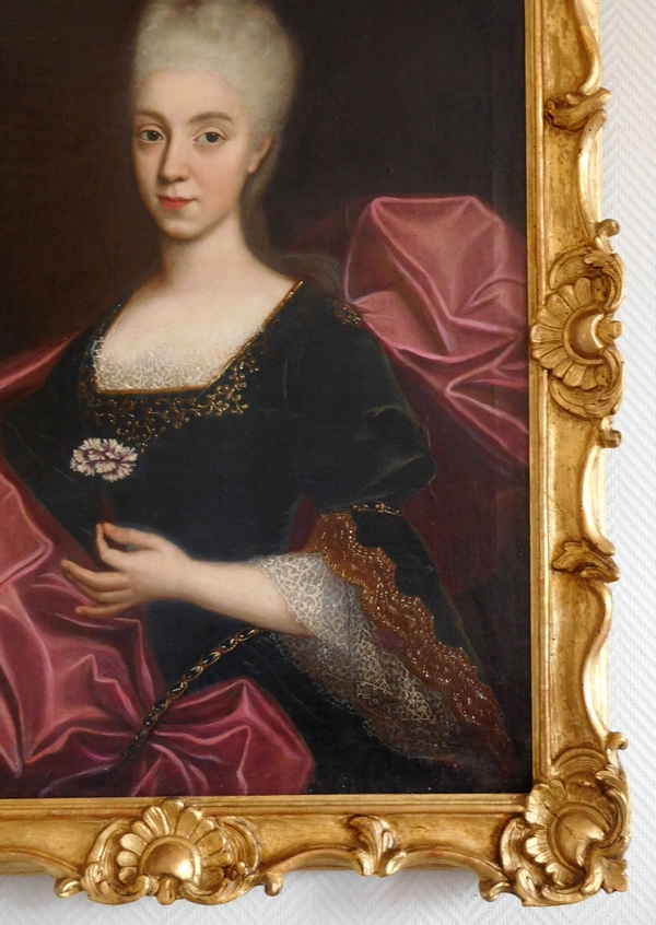 Ecole Française du XVIIIe siècle, portrait d'aristocrate d'époque Régence, cadre en bois sculpté Louis XV