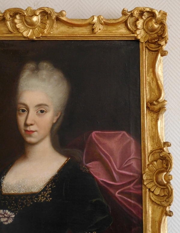 Ecole Française du XVIIIe siècle, portrait d'aristocrate d'époque Régence, cadre en bois sculpté Louis XV