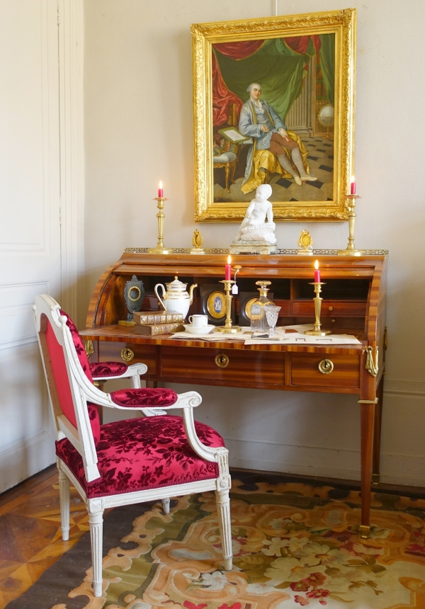 Large portrait of a gentleman sitting in his study - Louis XV period - mid 18th century - 90cm x 75.5cm