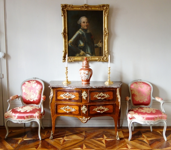 Portrait d'Officier Général d'époque Louis XV dans son cadre d'origine en bois sculpté et doré