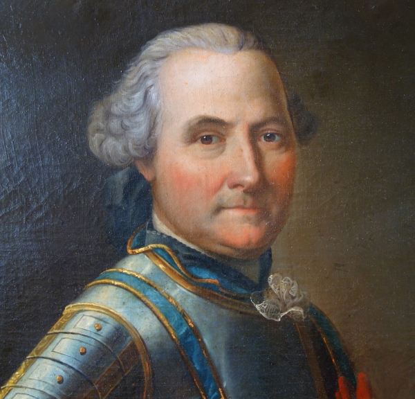 Portrait d'Officier Général d'époque Louis XV dans son cadre d'origine en bois sculpté et doré