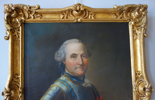 Portrait d'Officier Général d'époque Louis XV dans son cadre d'origine en bois sculpté et doré