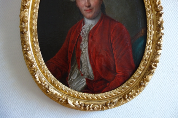 18th century French school, ovale portrait of a gentleman, Louis XV period - oil on canvas