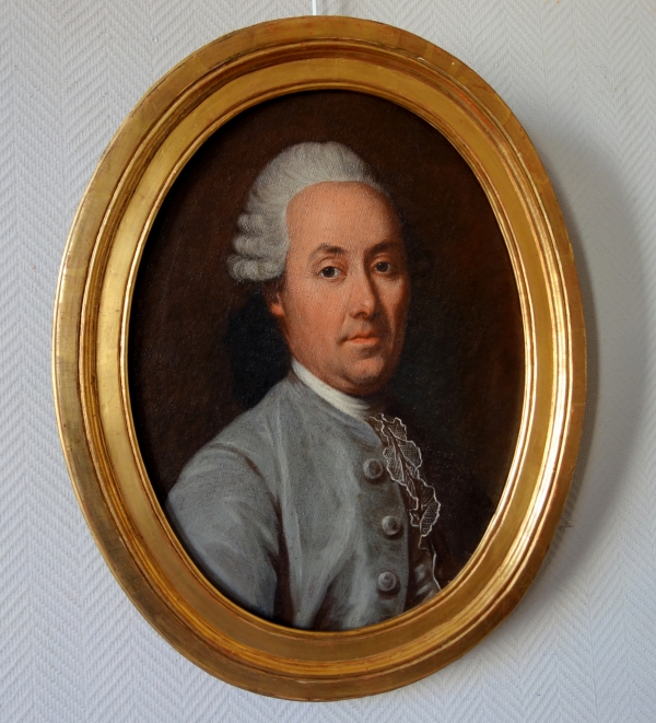 Ecole Française du XVIIIe siècle, portrait ovale de gentilhomme, époque Louis XVI